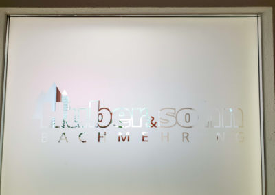 Glasdekorfolie Logo Huber & Sohn Bachmehring Brei Werbetechnik Wasserburg