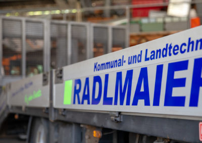 Fahrzeugbeschriftung LKW Beschriftung Autobeschriftung Radlmaier kommunal und Landtechnik Babensham Brei Werbetechnik Wasserburg